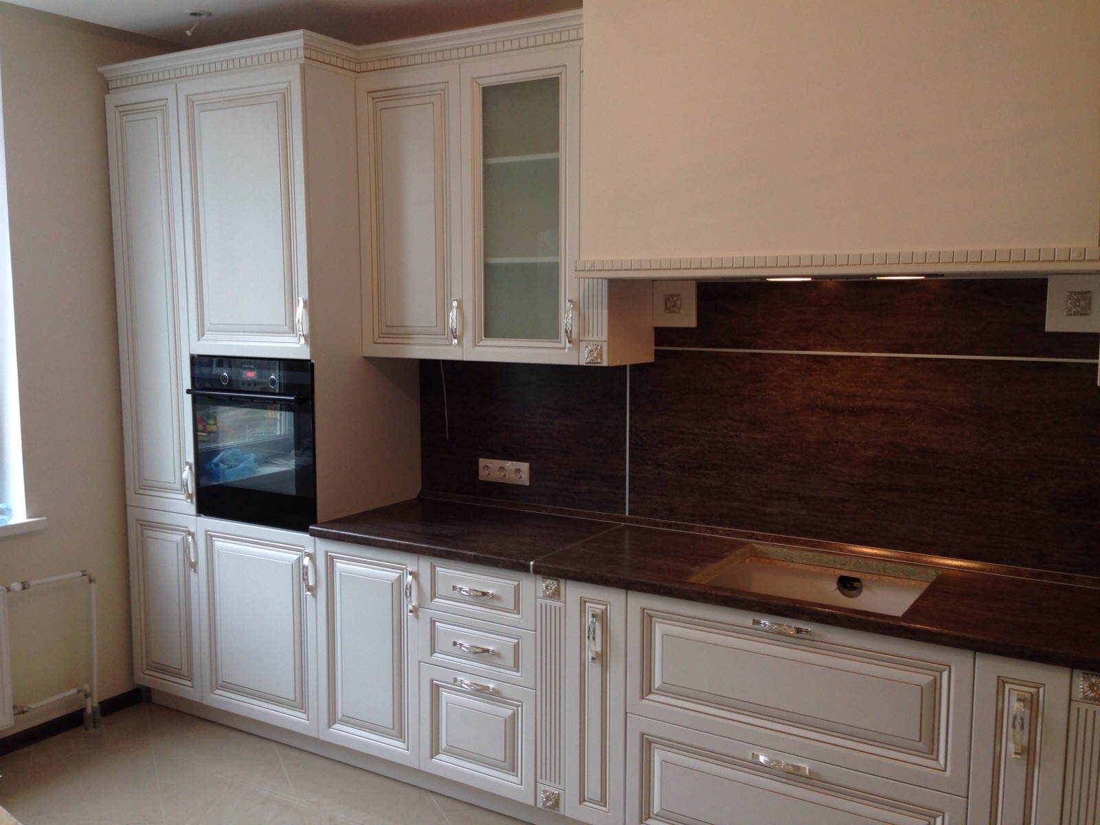 Кухни Зов Инфинити Бьянко. Кухня Лоренцо Зов с темной столешницей. Кухни Лоренцо Инфинити. Кухонный гарнитур платиновый